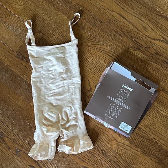 NWT! SKIMS Seamless Sculpt Open Bust Shortie Bodysuit! - Picture 2 of 5